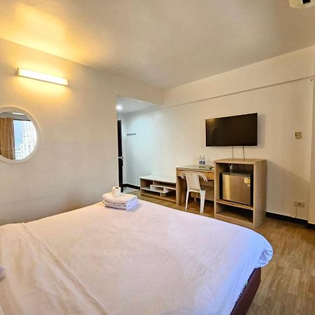 Crown Bts Nana Hotel Банкок Екстериор снимка