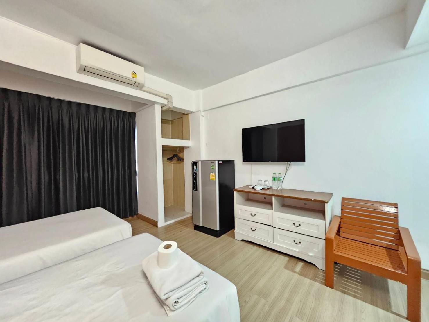 Crown Bts Nana Hotel Банкок Екстериор снимка