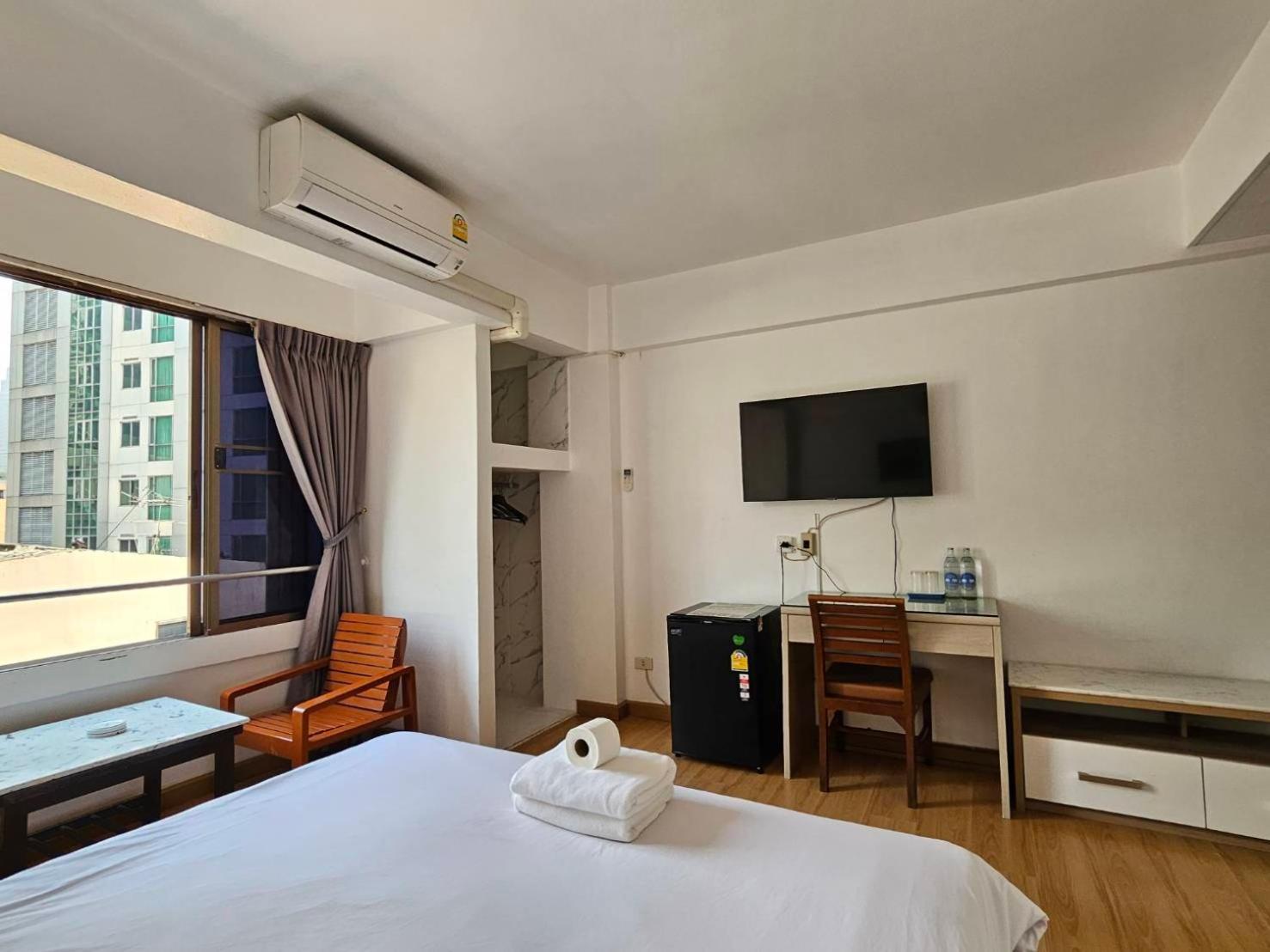 Crown Bts Nana Hotel Банкок Екстериор снимка