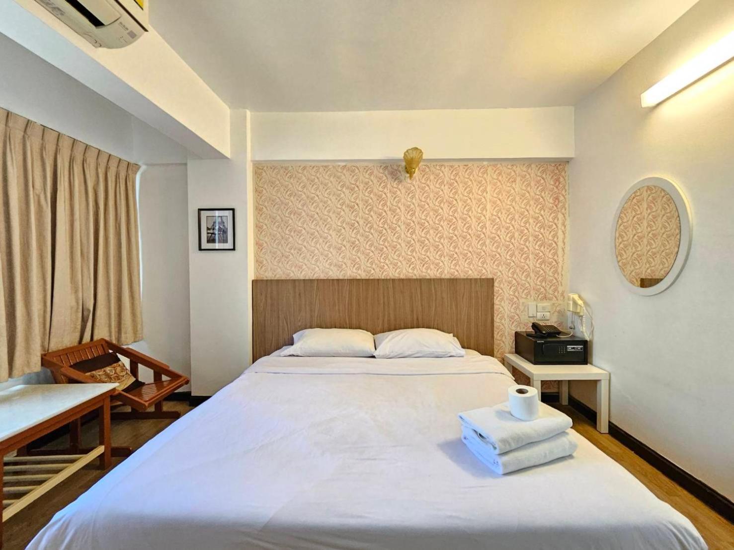 Crown Bts Nana Hotel Банкок Екстериор снимка