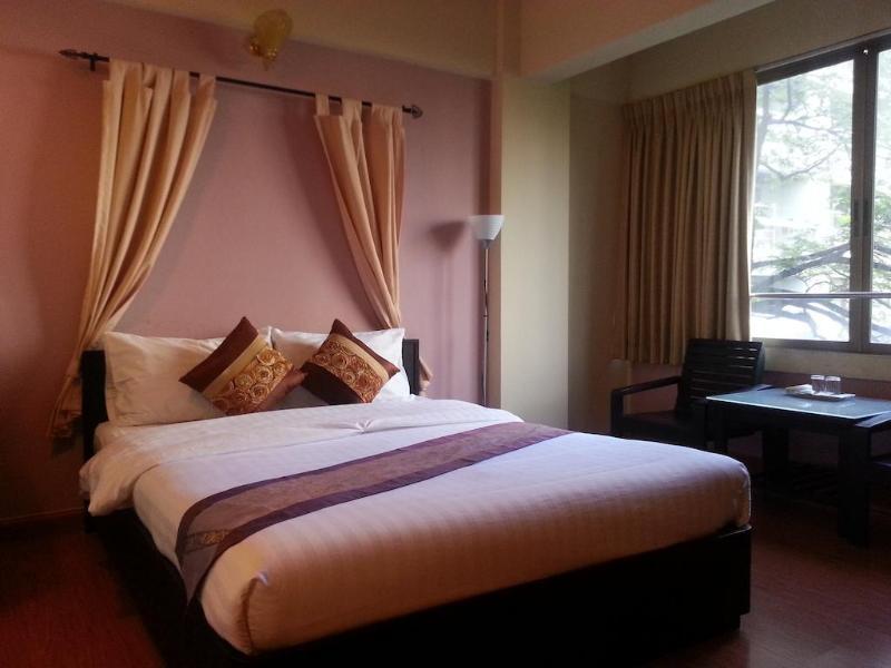 Crown Bts Nana Hotel Банкок Екстериор снимка