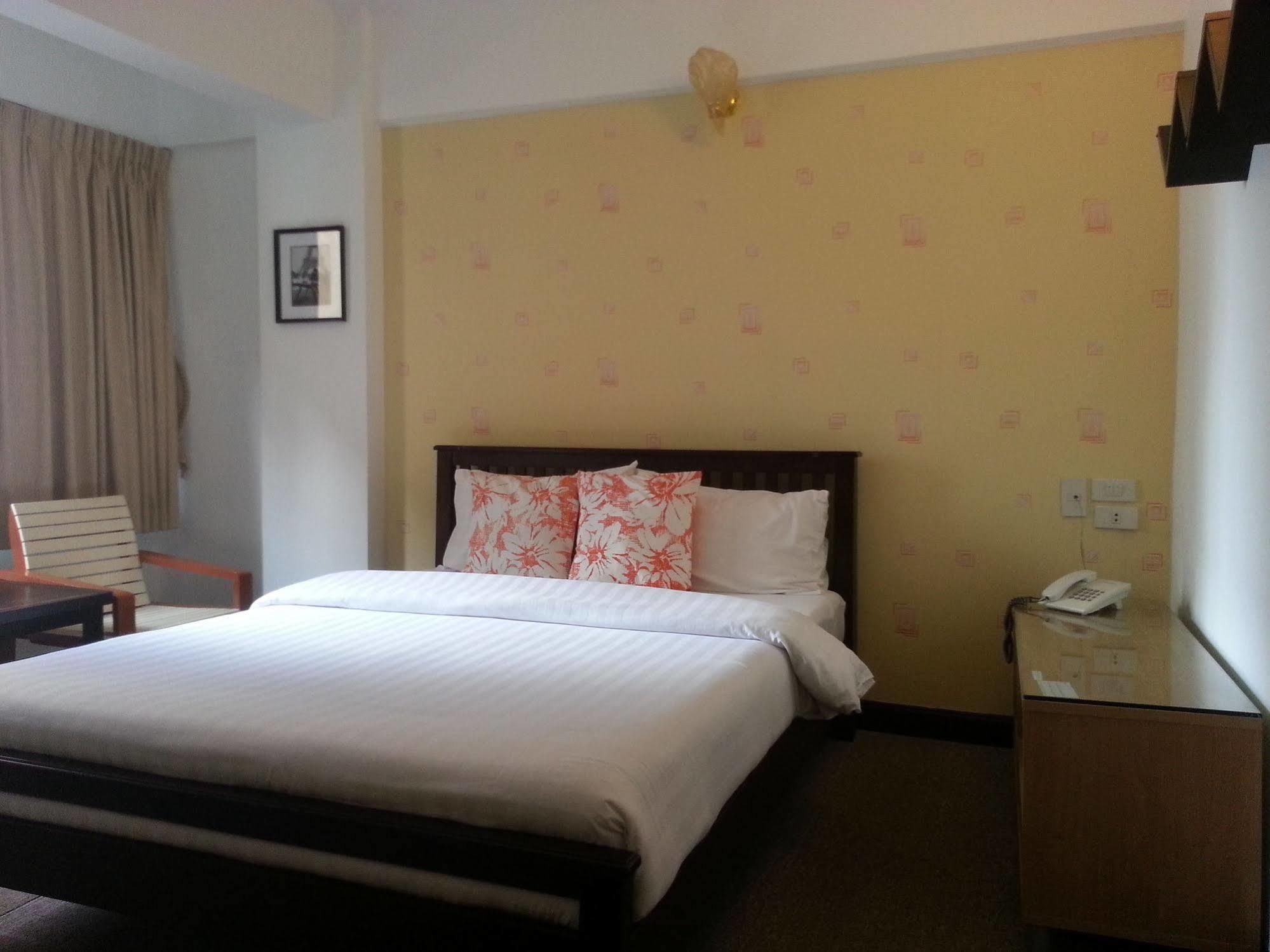 Crown Bts Nana Hotel Банкок Екстериор снимка