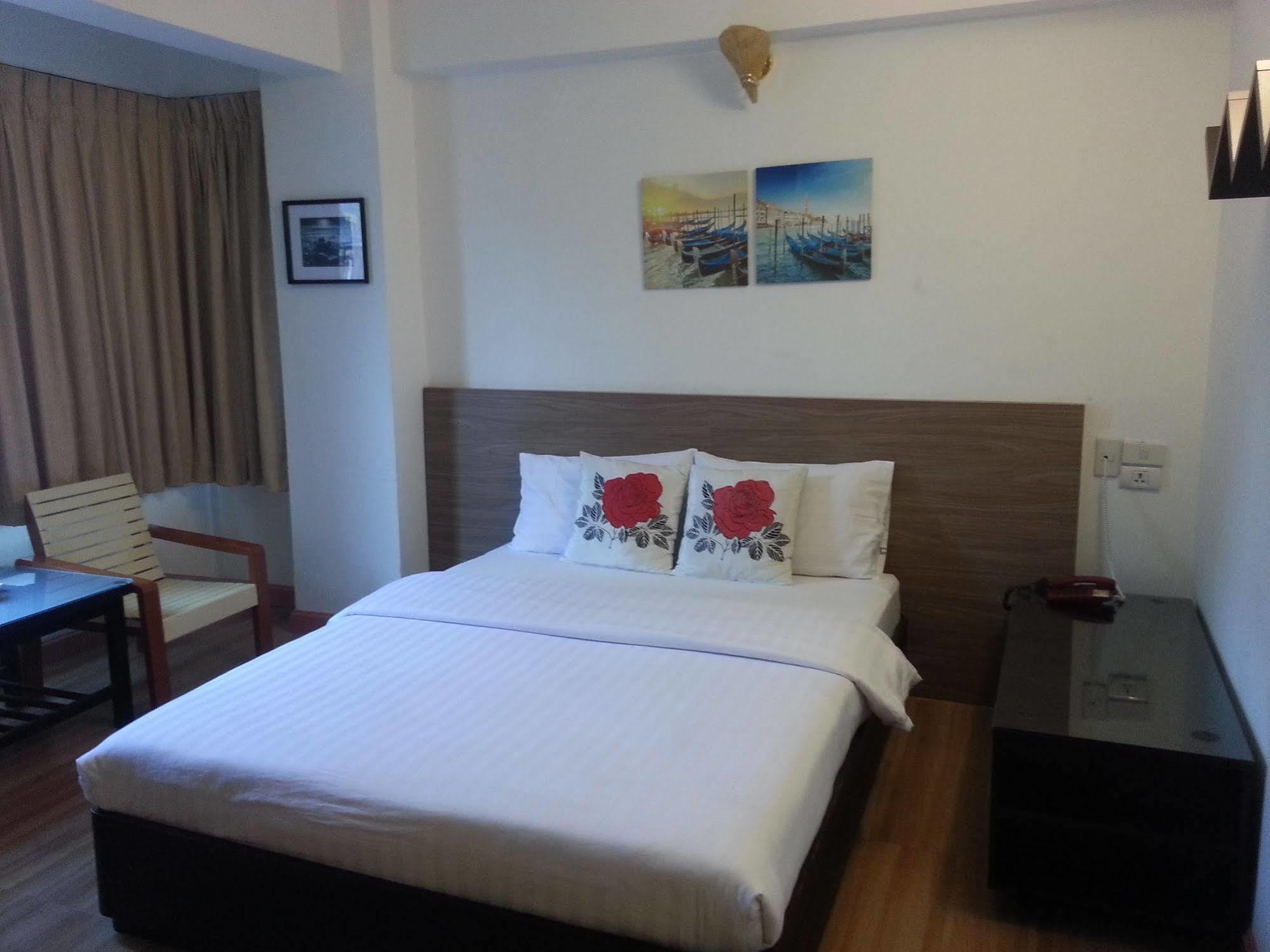 Crown Bts Nana Hotel Банкок Екстериор снимка