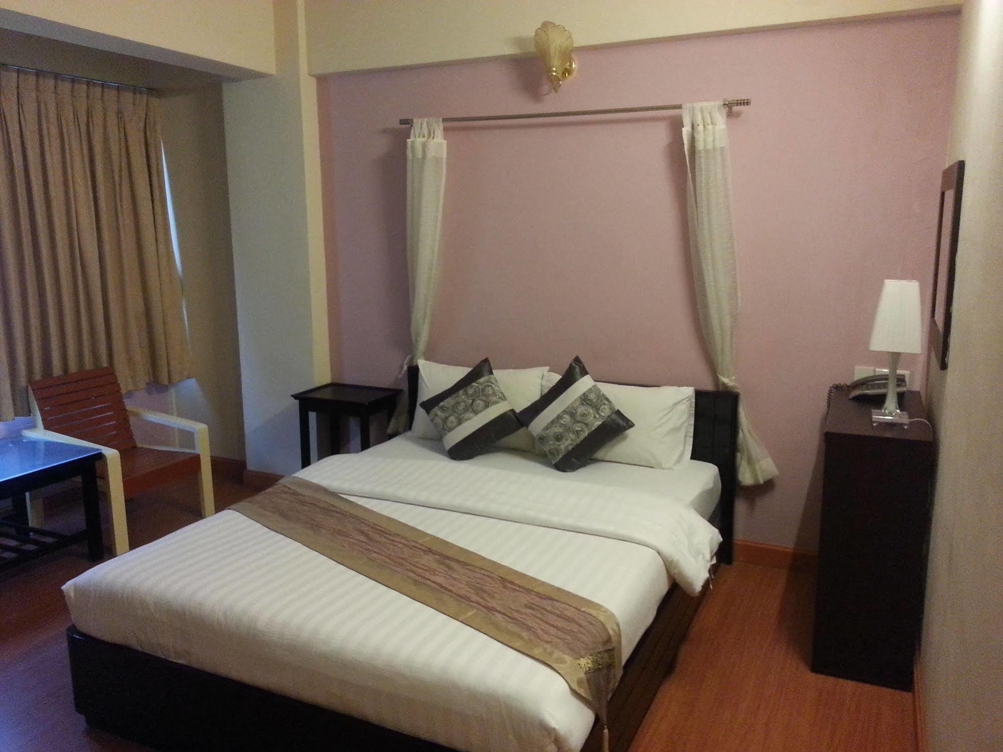Crown Bts Nana Hotel Банкок Екстериор снимка
