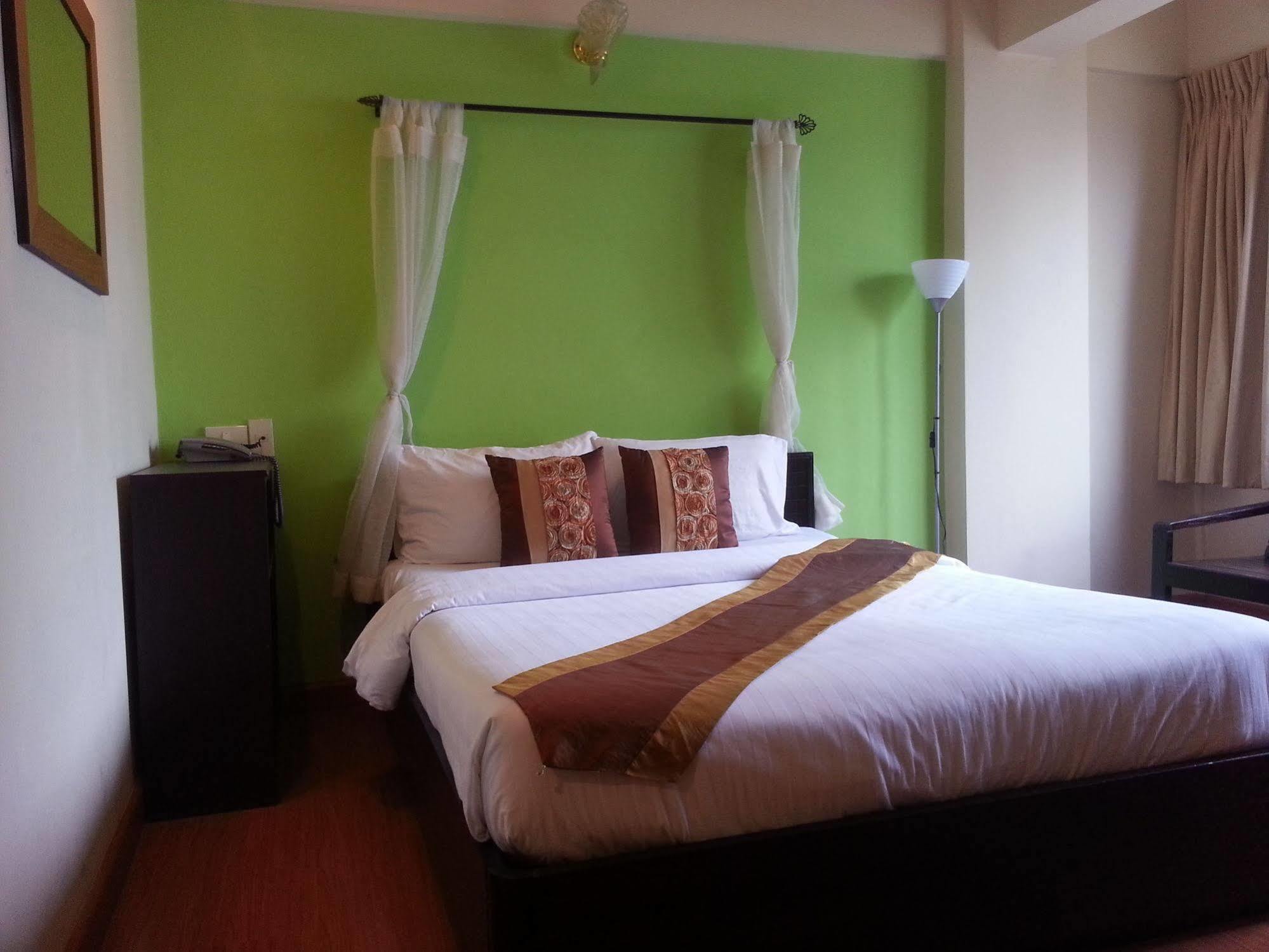 Crown Bts Nana Hotel Банкок Екстериор снимка