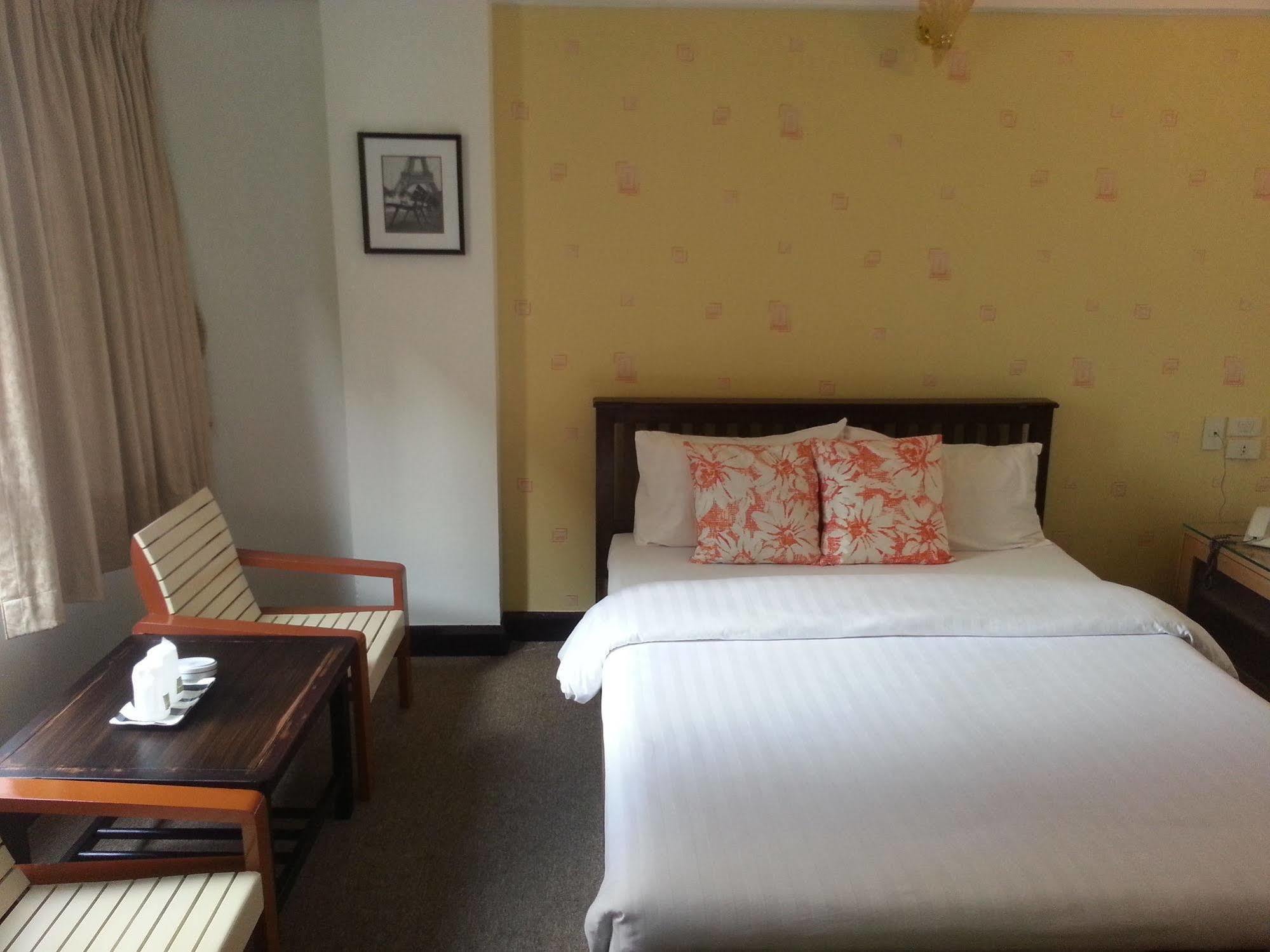Crown Bts Nana Hotel Банкок Екстериор снимка