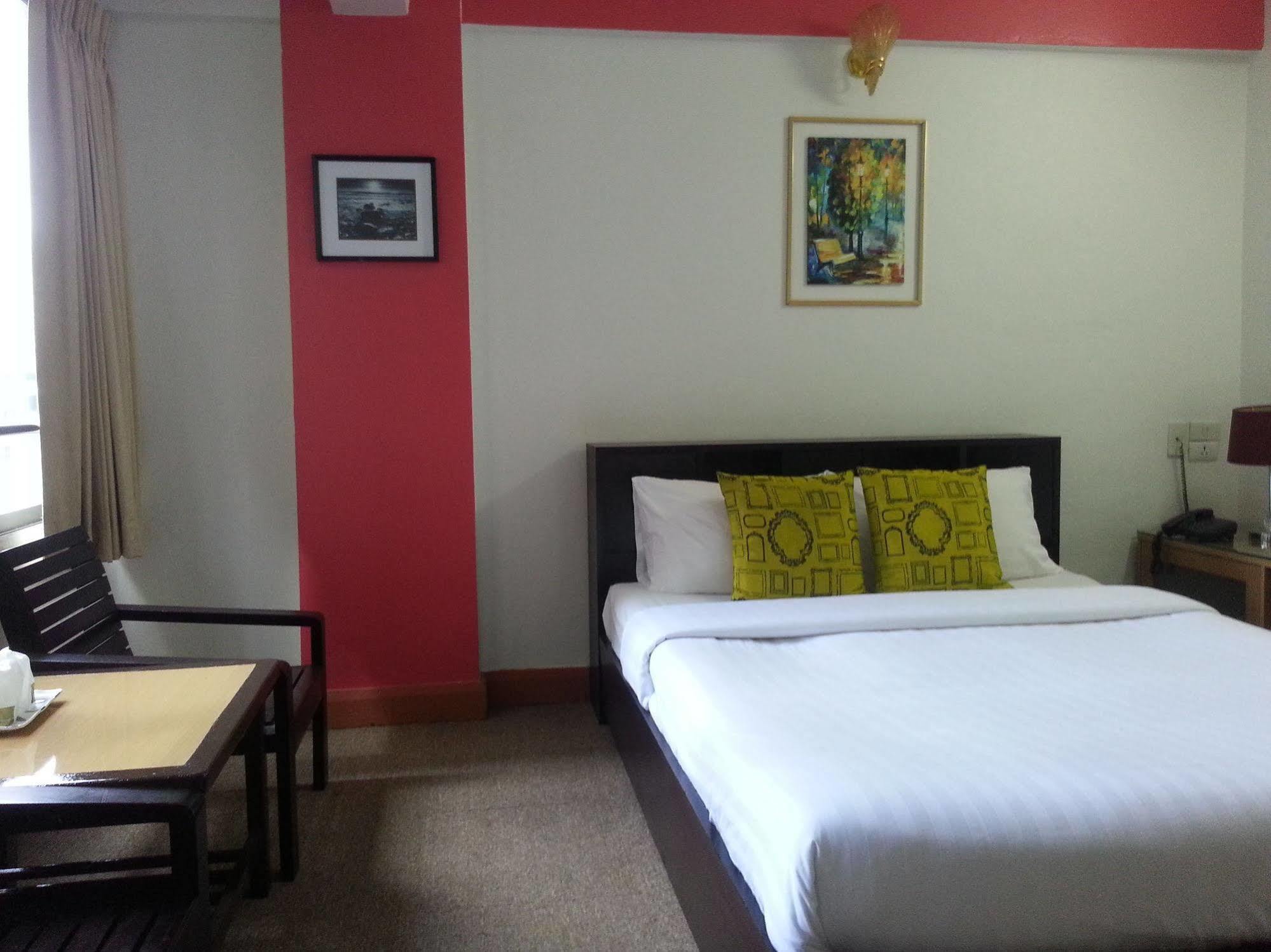 Crown Bts Nana Hotel Банкок Екстериор снимка